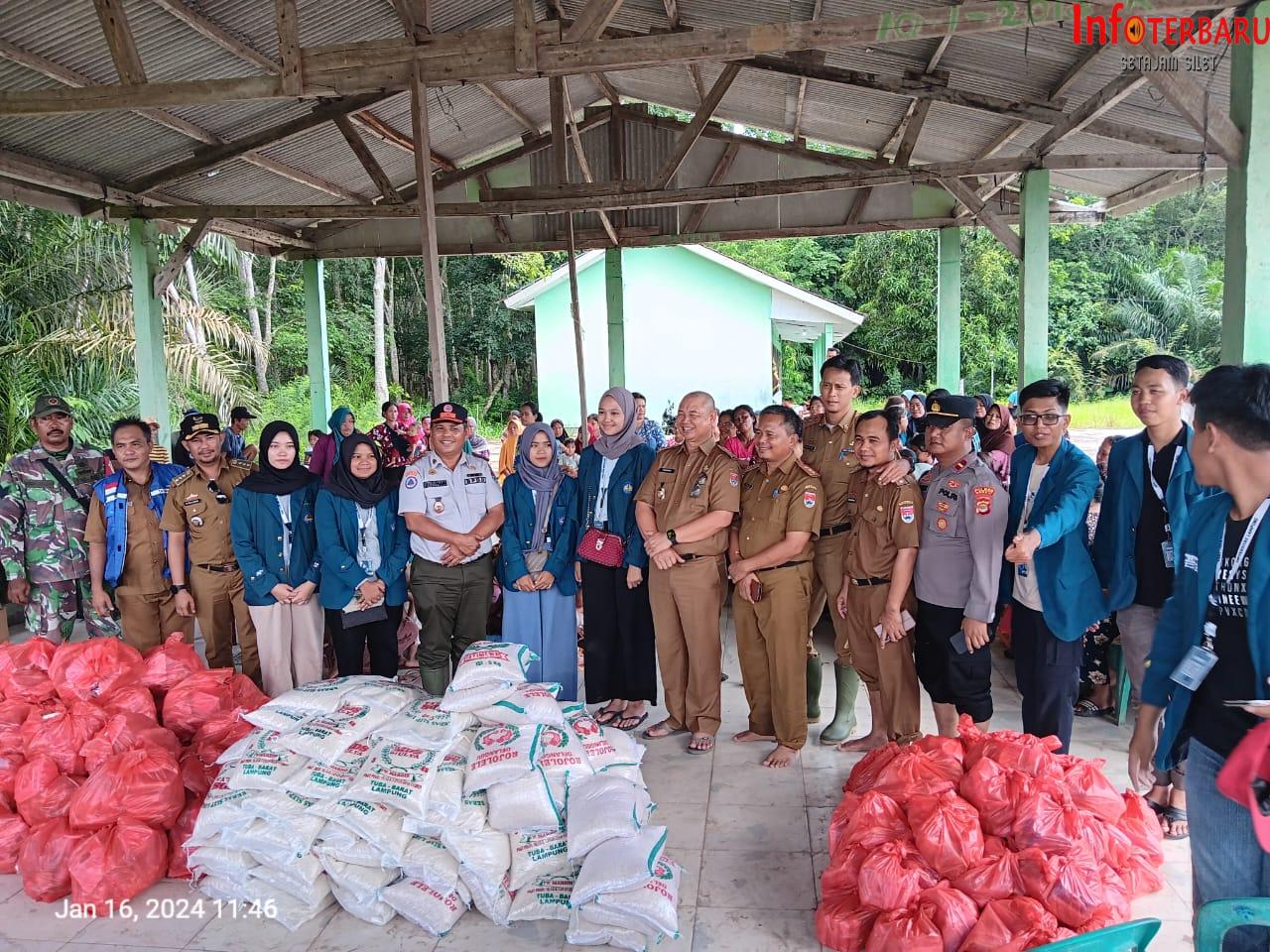 Pemkab Mesuji Berikan Bantuan Sembako Kepada Warga Dusun Tebing Tinggi Yang Terdampak Kebanjiran