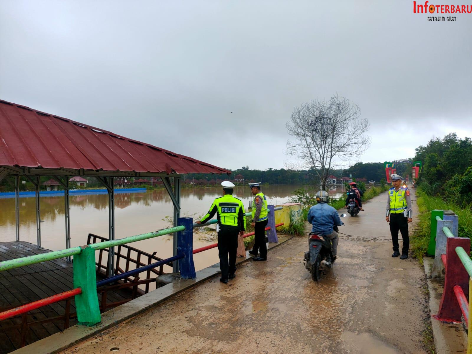 Anggota Satlantas Polres Mesuji Mengecek Lokasi Banjir Di Tempat Wisata Bendungan Albaret Simpang Pematang